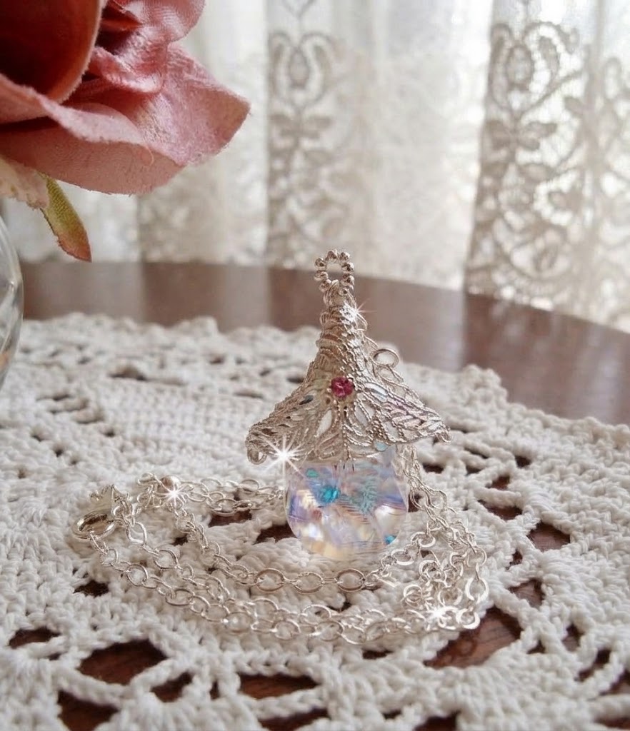 Craquez pour ce bijou lumineux, associant la pureté du cristal de Swarovski à la poésie d'une fleur d'argent.