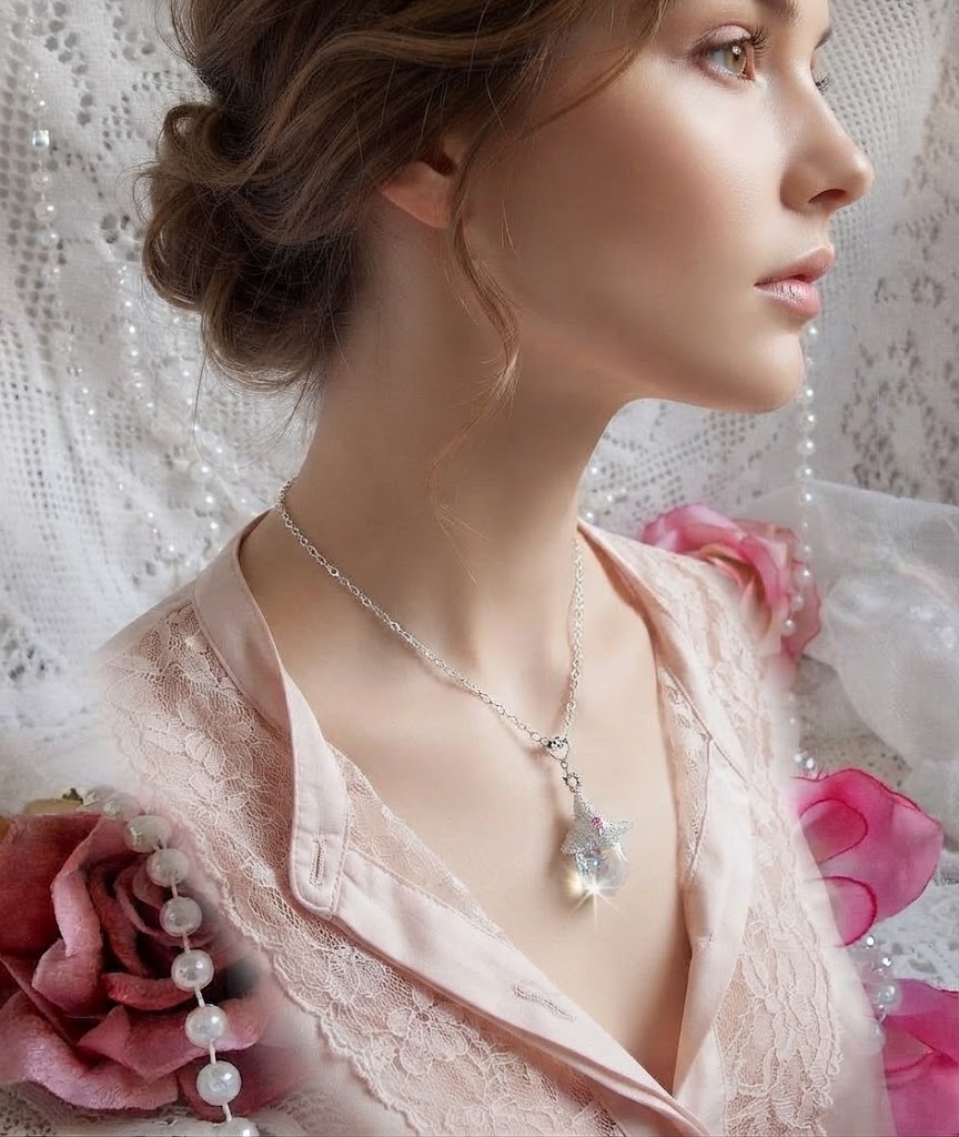 Sublimez votre féminité avec ce collier Fleur d'Argent