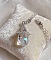 Positionnez sur un coussin, on y voit la lumière d'une larme en Cristal de Swarovski
