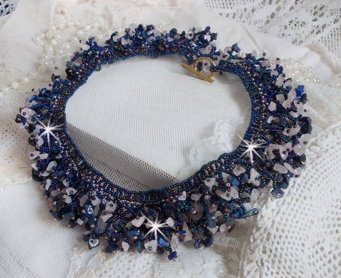Collier Fleur de corail mont&eacute; avec des pierres de gemme : le Lapis Lazuli, le Quartz et le Sodalite. J&rsquo;ai mis en forme ce collier aux dentelles de rocailles Roses et Jet AB pour un monde de coraux 