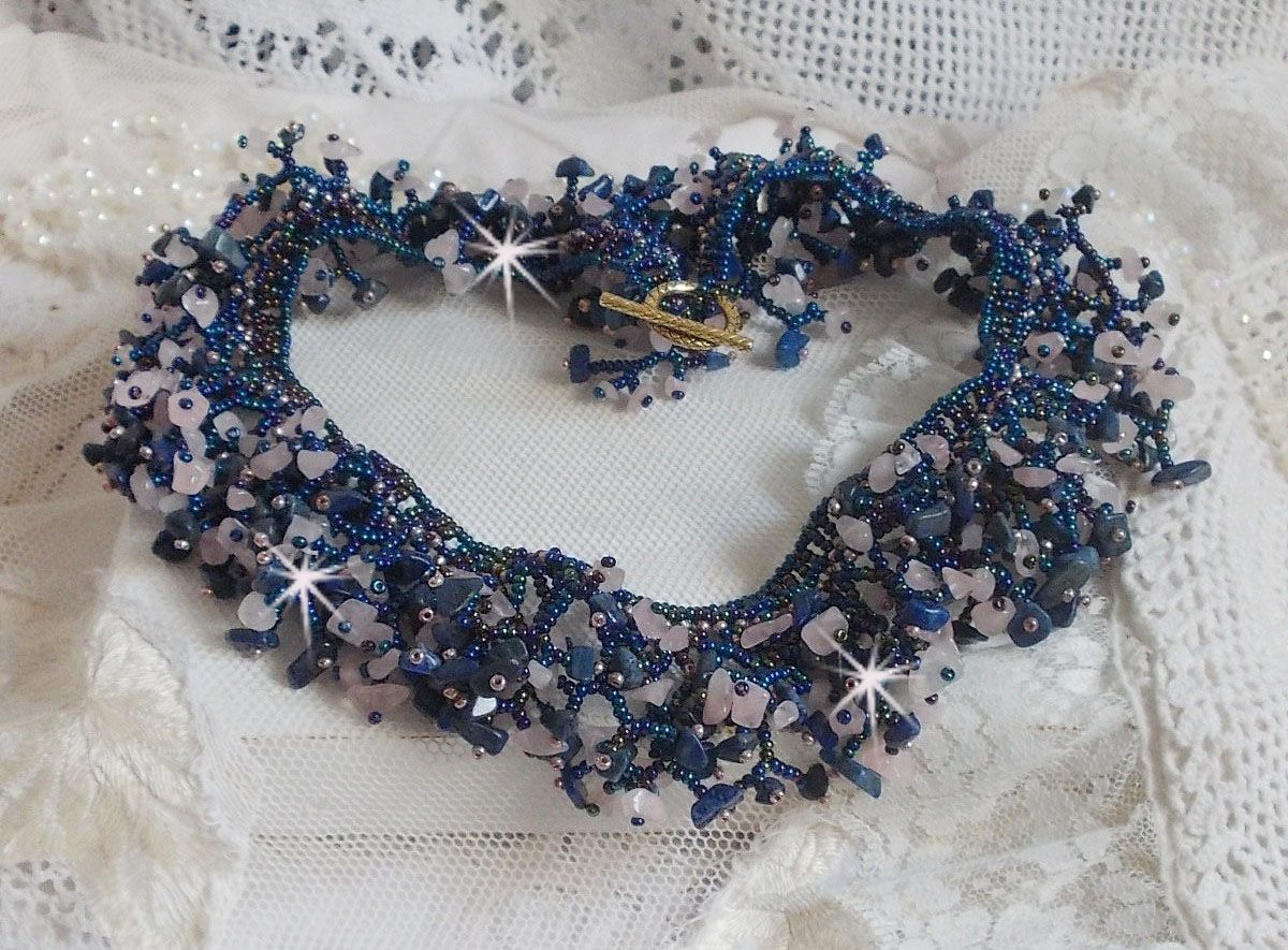 Collier Fleur de corail mont&eacute; avec des pierres de gemme : le Lapis Lazuli, le Quartz et le Sodalite. J&rsquo;ai mis en forme ce collier aux dentelles de rocailles Roses et Jet AB pour un monde de coraux 