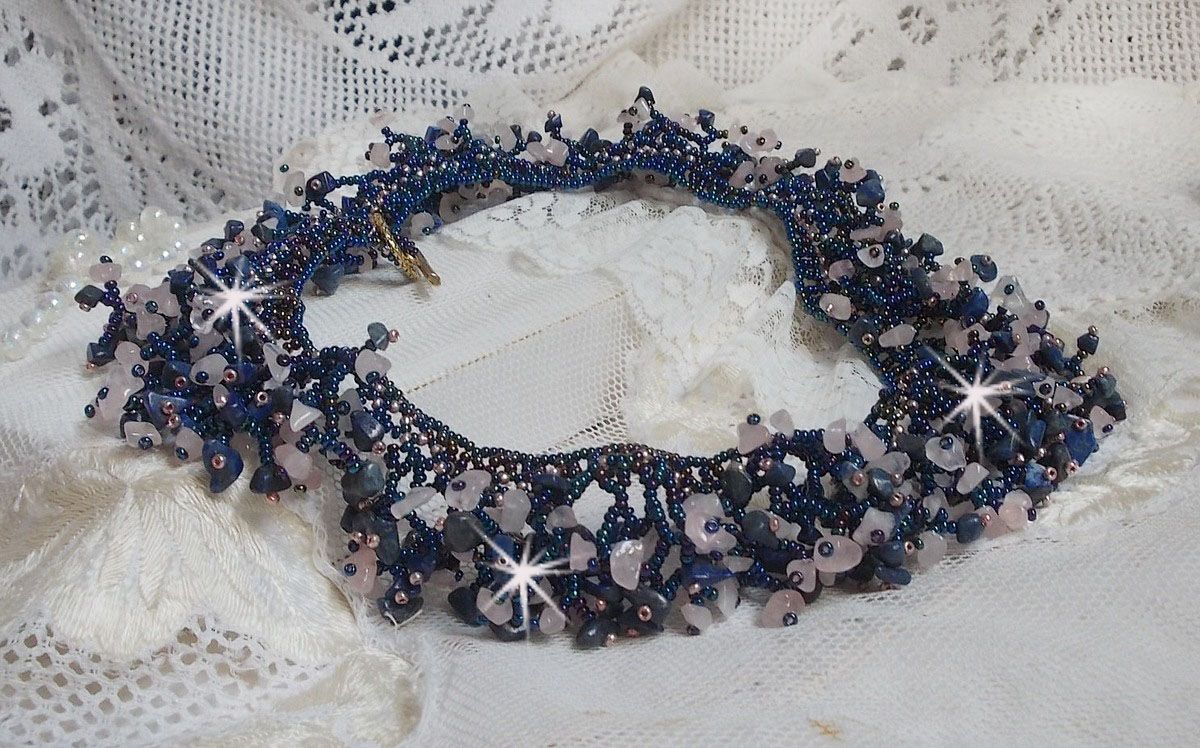 Collier Fleur de corail mont&eacute; avec des pierres de gemme : le Lapis Lazuli, le Quartz et le Sodalite. J&rsquo;ai mis en forme ce collier aux dentelles de rocailles Roses et Jet AB pour un monde de coraux 