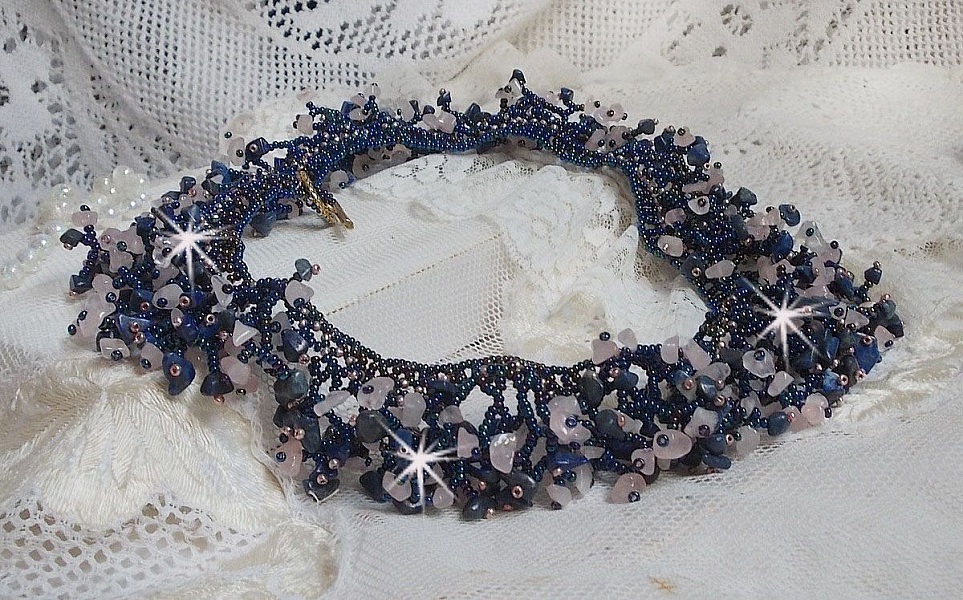 Collier Fleur de corail mont&eacute; avec des pierres de gemme : le Lapis Lazuli, le Quartz et le Sodalite. J&rsquo;ai mis en forme ce collier aux dentelles de rocailles Roses et Jet AB pour un monde de coraux 