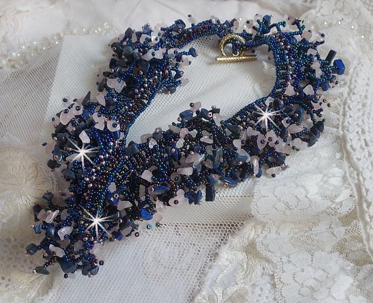 Collier Fleur de corail mont&eacute; avec des pierres de gemme : le Lapis Lazuli, le Quartz et le Sodalite. J&rsquo;ai mis en forme ce collier aux dentelles de rocailles Roses et Jet AB pour un monde de coraux 