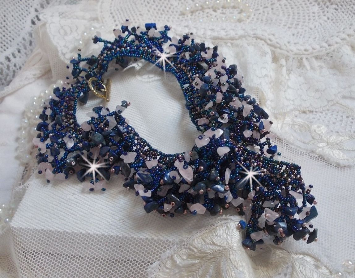 Collier Fleur de corail mont&eacute; avec des pierres de gemme : le Lapis Lazuli, le Quartz et le Sodalite. J&rsquo;ai mis en forme ce collier aux dentelles de rocailles Roses et Jet AB pour un monde de coraux 