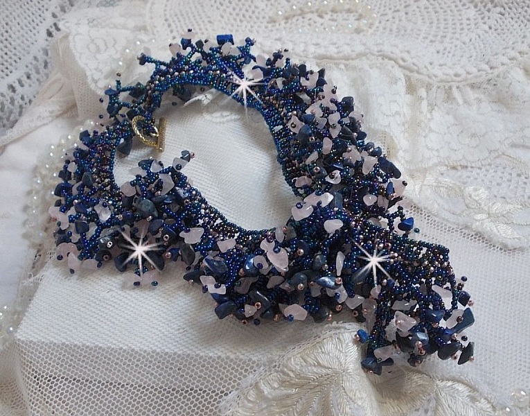 Collier Fleur de corail mont&eacute; avec des pierres de gemme : le Lapis Lazuli, le Quartz et le Sodalite. J&rsquo;ai mis en forme ce collier aux dentelles de rocailles Roses et Jet AB pour un monde de coraux 