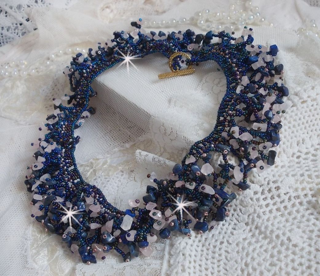 Collier Fleur de corail mont&eacute; avec des pierres de gemme : le Lapis Lazuli, le Quartz et le Sodalite. J&rsquo;ai mis en forme ce collier aux dentelles de rocailles Roses et Jet AB pour un monde de coraux 
