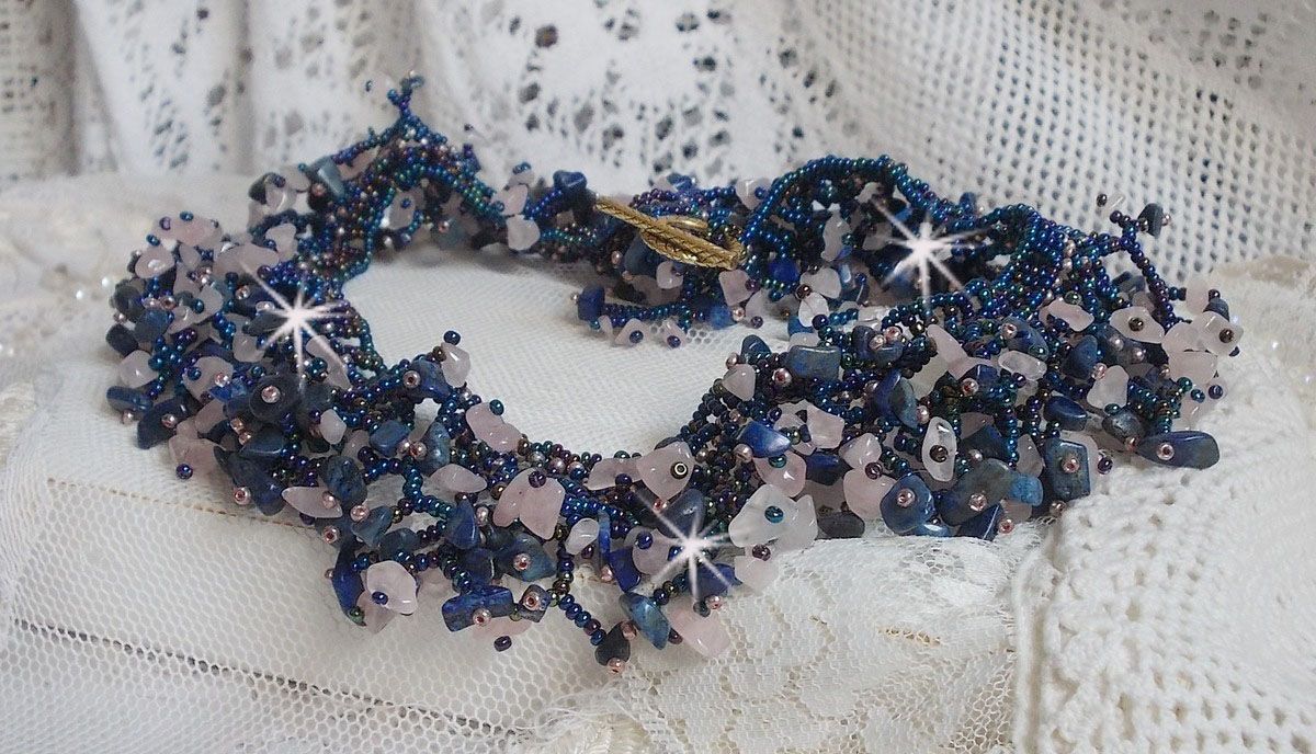 Collier Fleur de corail mont&eacute; avec des pierres de gemme : le Lapis Lazuli, le Quartz et le Sodalite. J&rsquo;ai mis en forme ce collier aux dentelles de rocailles Roses et Jet AB pour un monde de coraux 