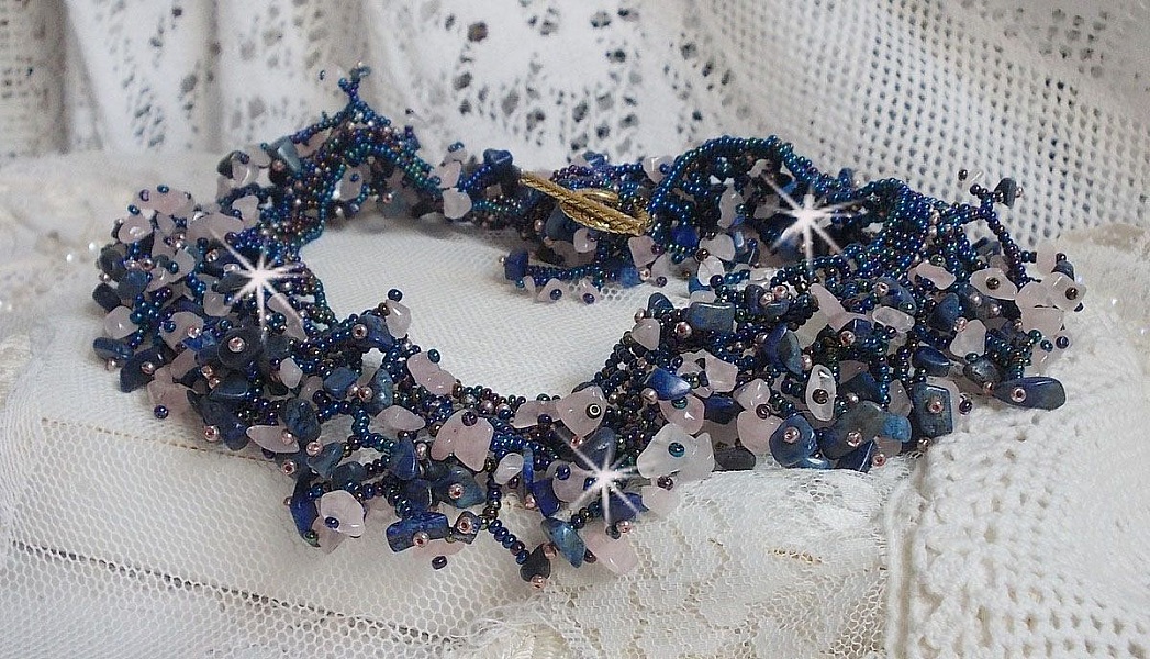 Collier Fleur de corail mont&eacute; avec des pierres de gemme : le Lapis Lazuli, le Quartz et le Sodalite. J&rsquo;ai mis en forme ce collier aux dentelles de rocailles Roses et Jet AB pour un monde de coraux 