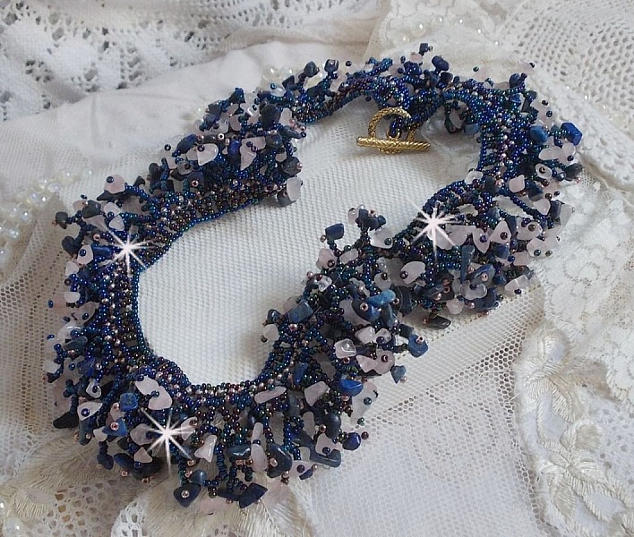 Collier Fleur de corail mont&eacute; avec des pierres de gemme : le Lapis Lazuli, le Quartz et le Sodalite. J&rsquo;ai mis en forme ce collier aux dentelles de rocailles Roses et Jet AB pour un monde de coraux 