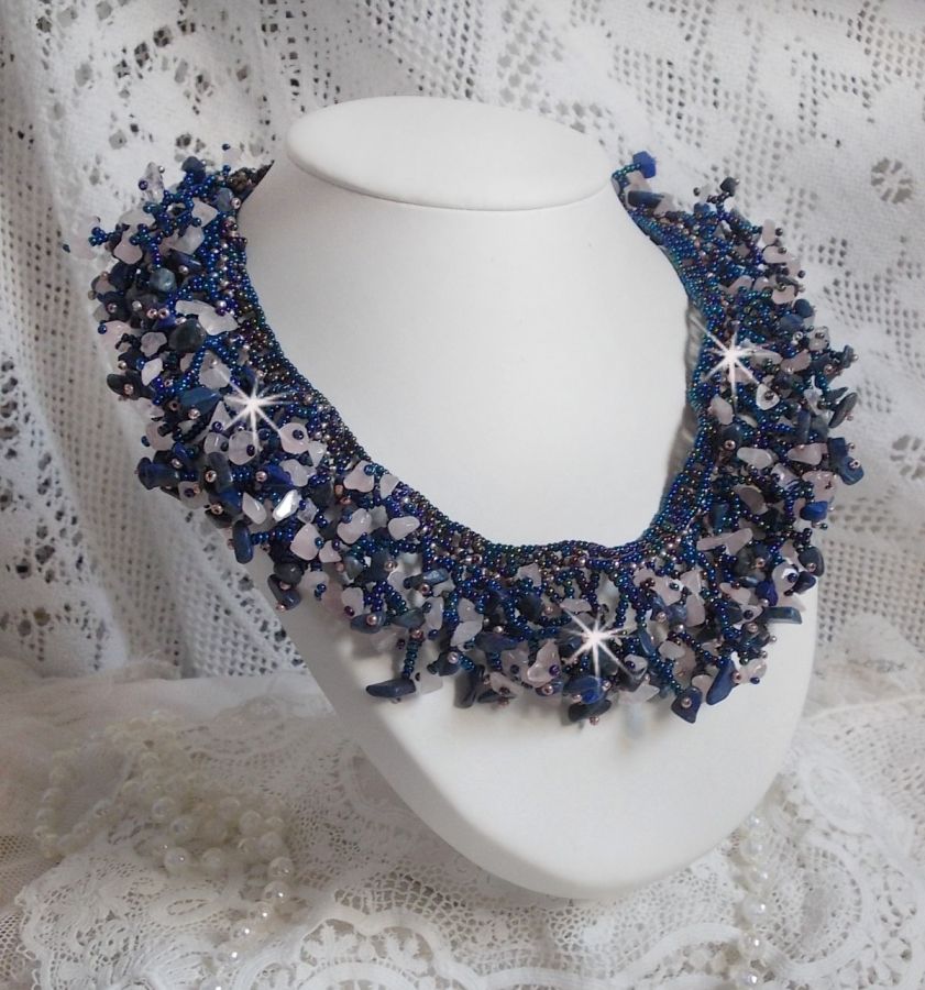 Collier Fleur de corail mont&eacute; avec des pierres de gemme : le Lapis Lazuli, le Quartz et le Sodalite. J&rsquo;ai mis en forme ce collier aux dentelles de rocailles Roses et Jet AB pour un monde de coraux 