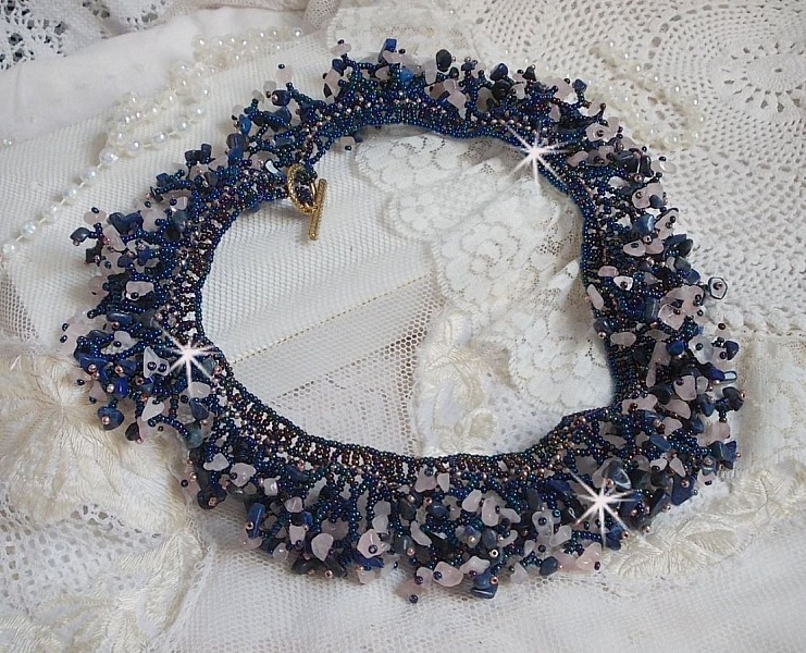Collier Fleur de corail mont&eacute; avec des pierres de gemme : le Lapis Lazuli, le Quartz et le Sodalite. J&rsquo;ai mis en forme ce collier aux dentelles de rocailles Roses et Jet AB pour un monde de coraux 