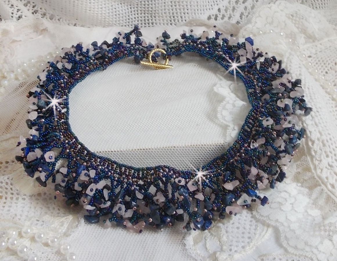 Collier Fleur de corail mont&eacute; avec des pierres de gemme : le Lapis Lazuli, le Quartz et le Sodalite. J&rsquo;ai mis en forme ce collier aux dentelles de rocailles Roses et Jet AB pour un monde de coraux 