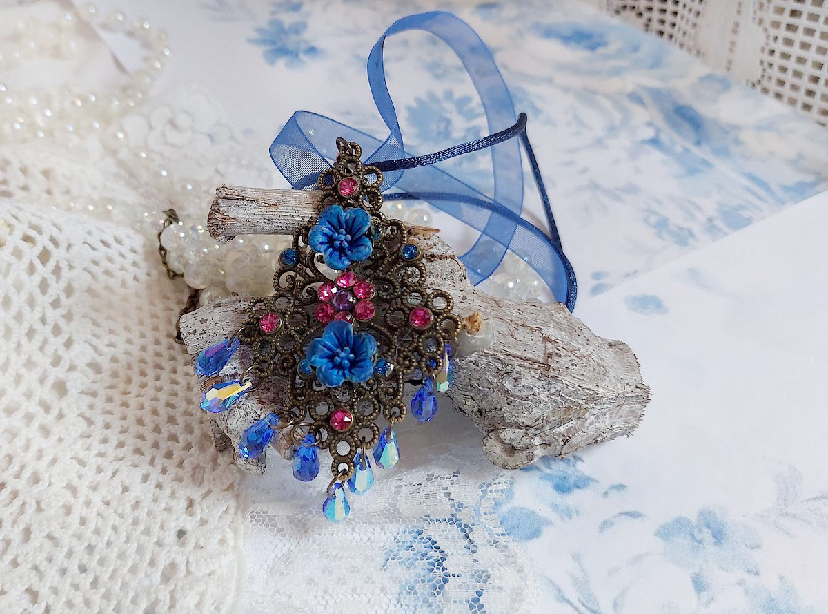 Collier Fleurs Bleues avec estampe, fleurs en r&eacute;sine, rubans, queue de rat, cabochons zirconium et perles cristal Swarovski