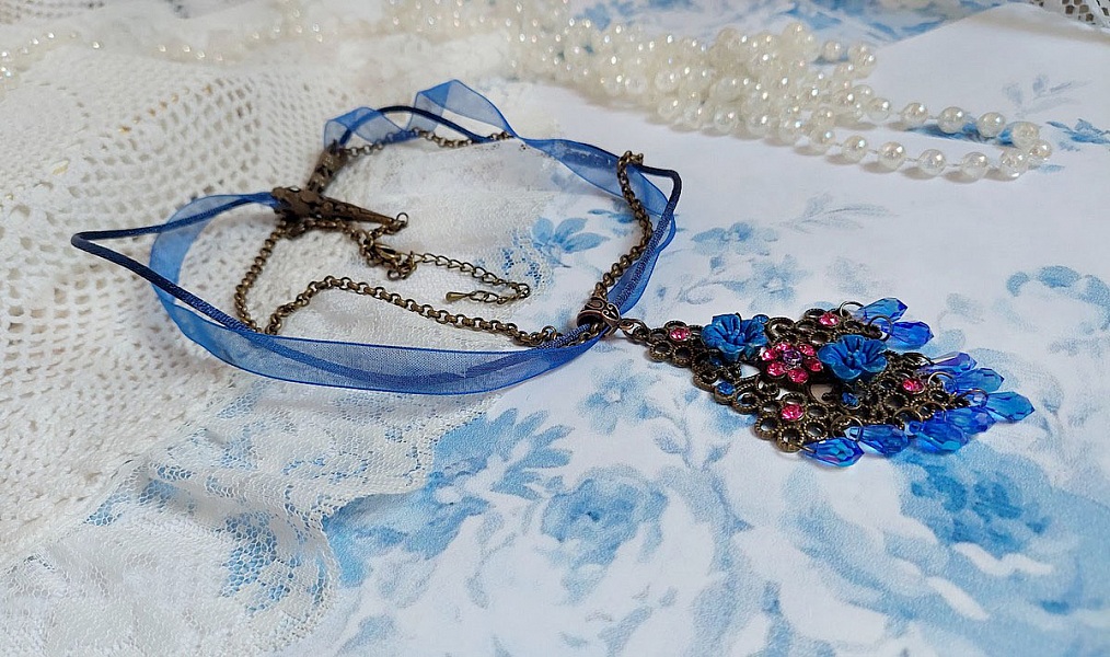 Collier Fleurs Bleues avec estampe, fleurs en r&eacute;sine, rubans, queue de rat, cabochons zirconium et perles cristal Swarovski