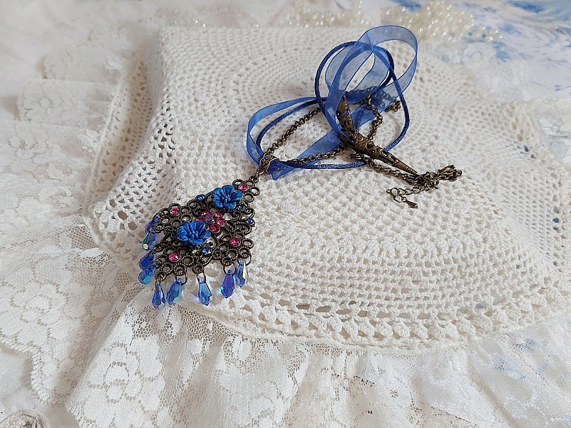 Collier Fleurs Bleues avec estampe, fleurs en r&eacute;sine, rubans, queue de rat, cabochons zirconium et perles cristal Swarovski