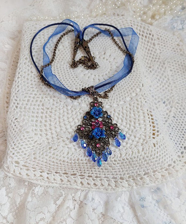 Collier Fleurs Bleues avec estampe, fleurs en r&eacute;sine, rubans, queue de rat, cabochons zirconium et perles cristal Swarovski