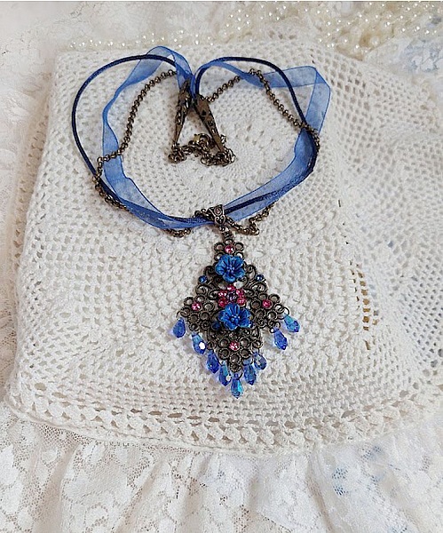 Collier Fleurs Bleues avec estampe, fleurs en r&eacute;sine, rubans, queue de rat, cabochons zirconium et perles cristal Swarovski