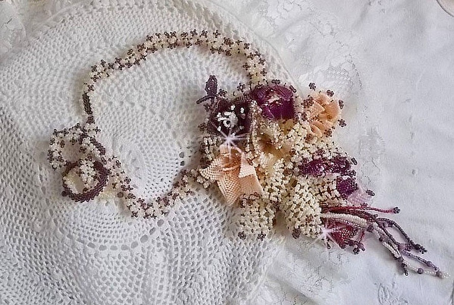 Collier artisanal floral en perles Miyuki et pierres Sugilite.