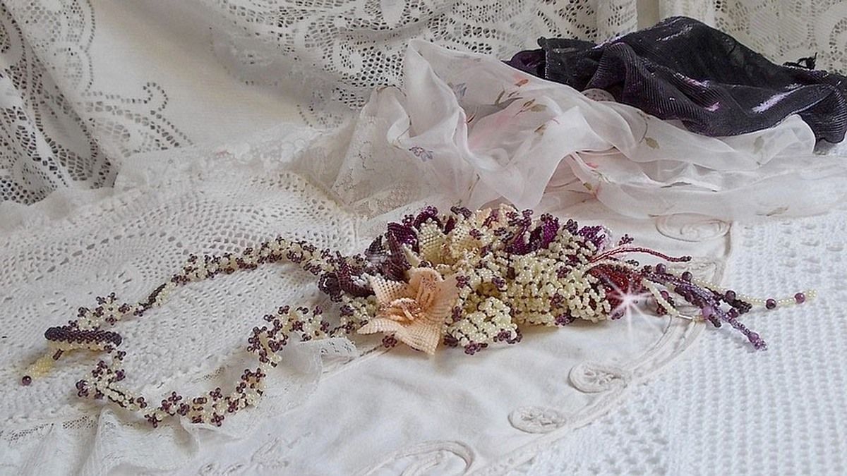 Collier artisanal floral en perles Miyuki et pierres Sugilite.