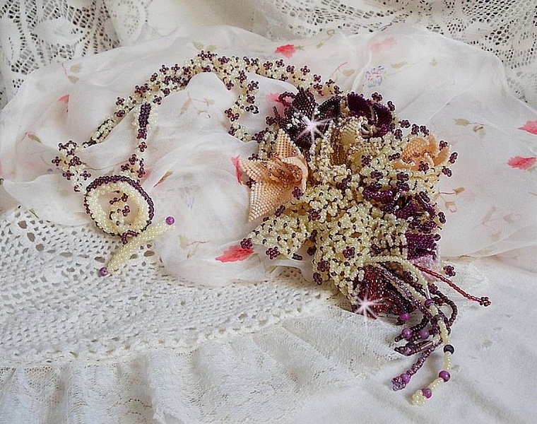 Collier artisanal floral en perles Miyuki et pierres Sugilite.