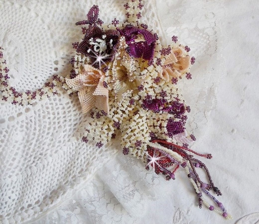 Collier artisanal floral en perles Miyuki et pierres Sugilite.