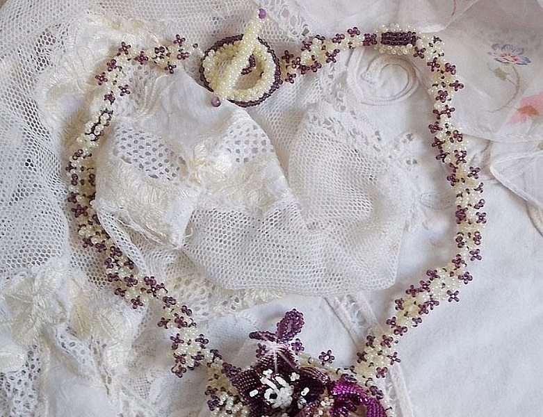 Collier artisanal en perles Miyuki et Sugilite motif floral.