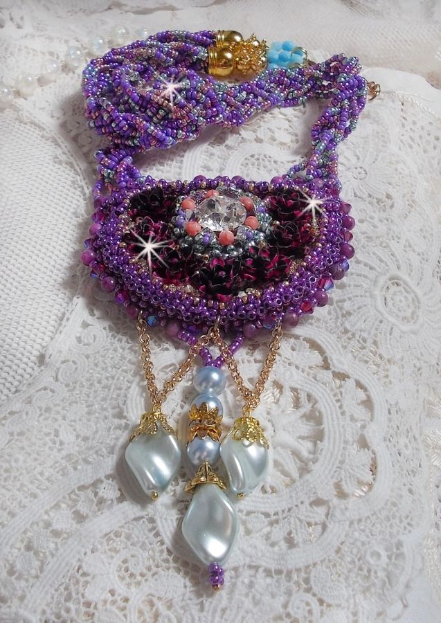Collier Freesia brod&eacute; avec des roses en r&eacute;sine Fuchsia marbr&eacute; de Rose, des cristaux de Swarovski et des rocailles.