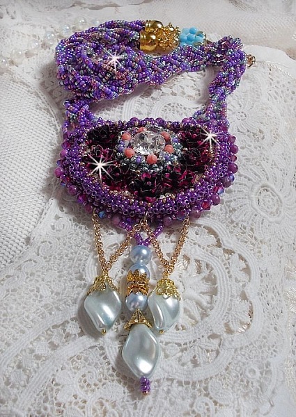 Collier Freesia brod&eacute; avec des roses en r&eacute;sine Fuchsia marbr&eacute; de Rose, des cristaux de Swarovski et des rocailles.