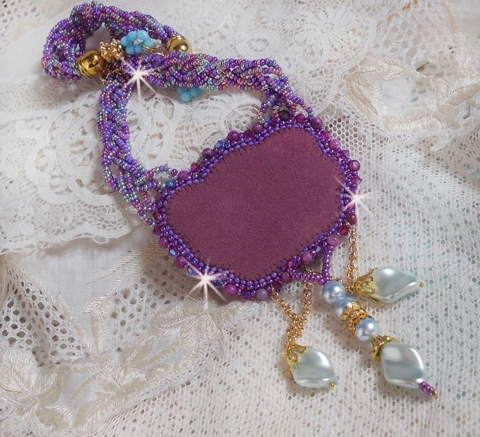 Collier Freesia brod&eacute; avec des roses en r&eacute;sine Fuchsia marbr&eacute; de Rose, des cristaux de Swarovski et des rocailles.