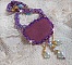 Collier Freesia brod&eacute; avec des roses en r&eacute;sine Fuchsia marbr&eacute; de Rose, des cristaux de Swarovski et des rocailles.