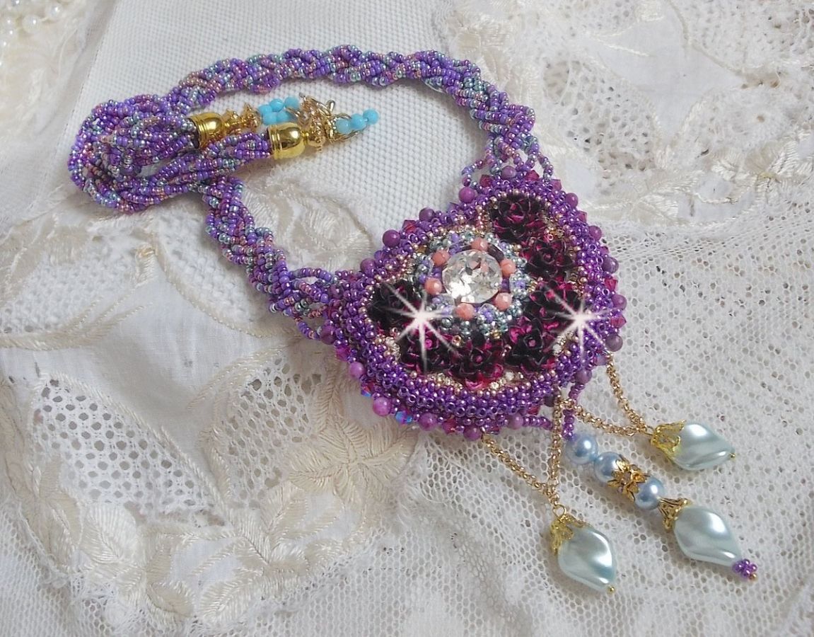 Collier Freesia brod&eacute; avec des roses en r&eacute;sine Fuchsia marbr&eacute; de Rose, des cristaux de Swarovski et des rocailles.