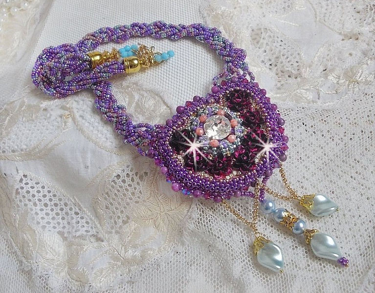 Collier Freesia brod&eacute; avec des roses en r&eacute;sine Fuchsia marbr&eacute; de Rose, des cristaux de Swarovski et des rocailles.