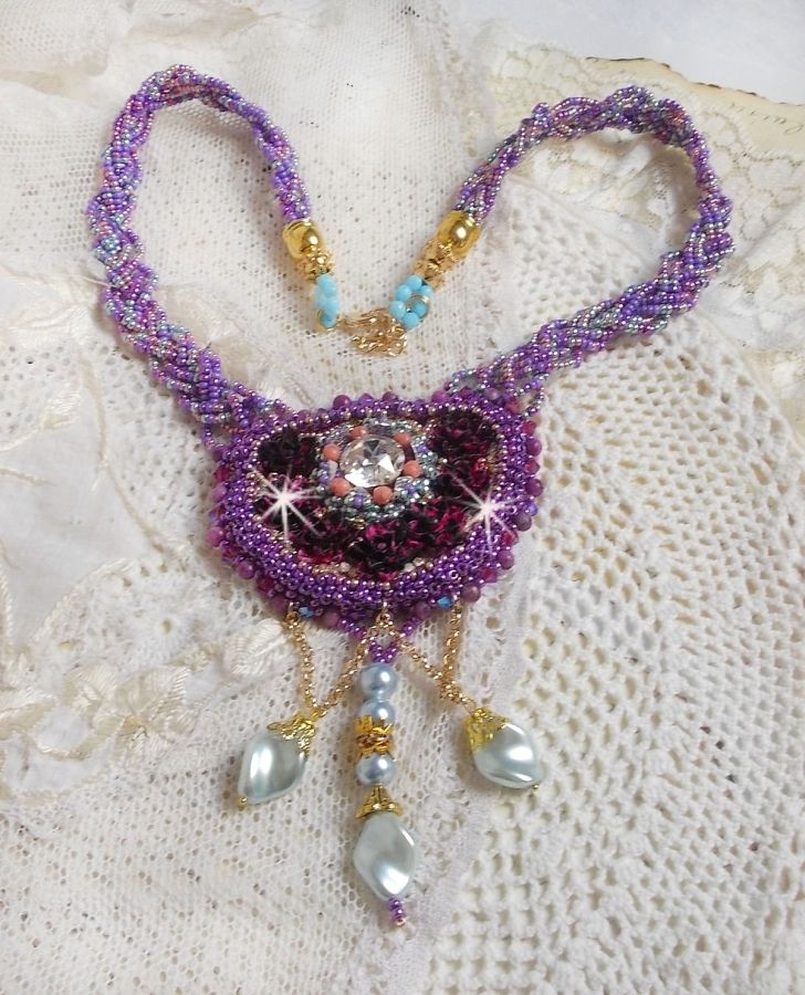 Collier Freesia brod&eacute; avec des roses en r&eacute;sine Fuchsia marbr&eacute; de Rose, des cristaux de Swarovski et des rocailles.