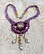 Collier Freesia brod&eacute; avec des roses en r&eacute;sine Fuchsia marbr&eacute; de Rose, des cristaux de Swarovski et des rocailles.