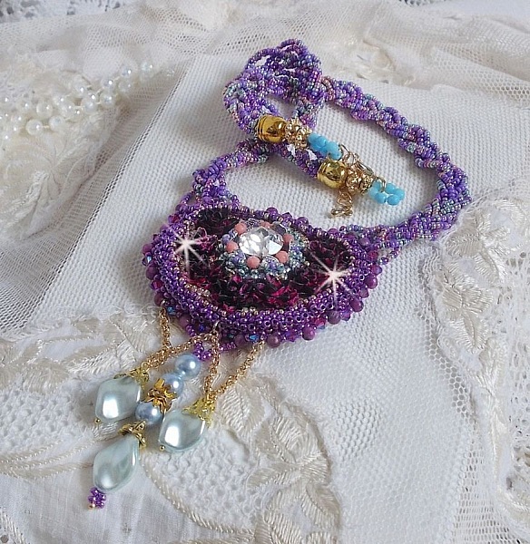 Collier Freesia brod&eacute; avec des roses en r&eacute;sine Fuchsia marbr&eacute; de Rose, des cristaux de Swarovski et des rocailles.