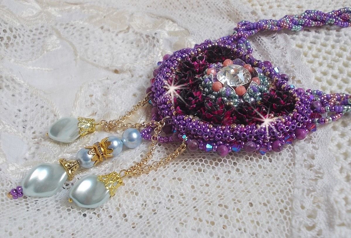 Collier Freesia brod&eacute; avec des roses en r&eacute;sine Fuchsia marbr&eacute; de Rose, des cristaux de Swarovski et des rocailles.