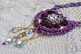 Collier Freesia brod&eacute; avec des roses en r&eacute;sine Fuchsia marbr&eacute; de Rose, des cristaux de Swarovski et des rocailles.