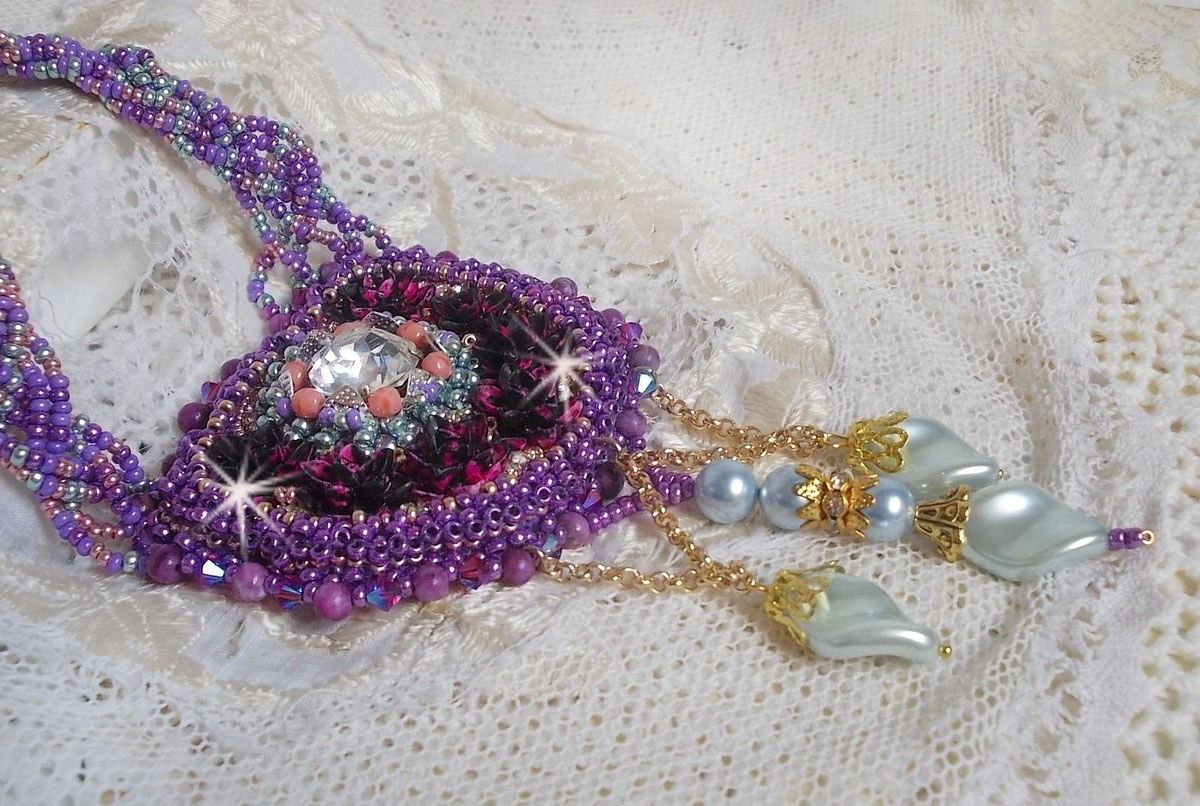 Collier Freesia brod&eacute; avec des roses en r&eacute;sine Fuchsia marbr&eacute; de Rose, des cristaux de Swarovski et des rocailles.