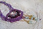 Collier Freesia brod&eacute; avec des roses en r&eacute;sine Fuchsia marbr&eacute; de Rose, des cristaux de Swarovski et des rocailles.