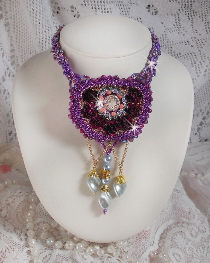 Collier Freesia brod&eacute; avec des roses en r&eacute;sine Fuchsia marbr&eacute; de Rose, des cristaux de Swarovski et des rocailles.