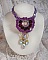 Collier Freesia brod&eacute; avec des roses en r&eacute;sine Fuchsia marbr&eacute; de Rose, des cristaux de Swarovski et des rocailles.
