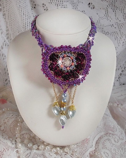 Collier Freesia brod&eacute; avec des roses en r&eacute;sine Fuchsia marbr&eacute; de Rose, des cristaux de Swarovski et des rocailles.