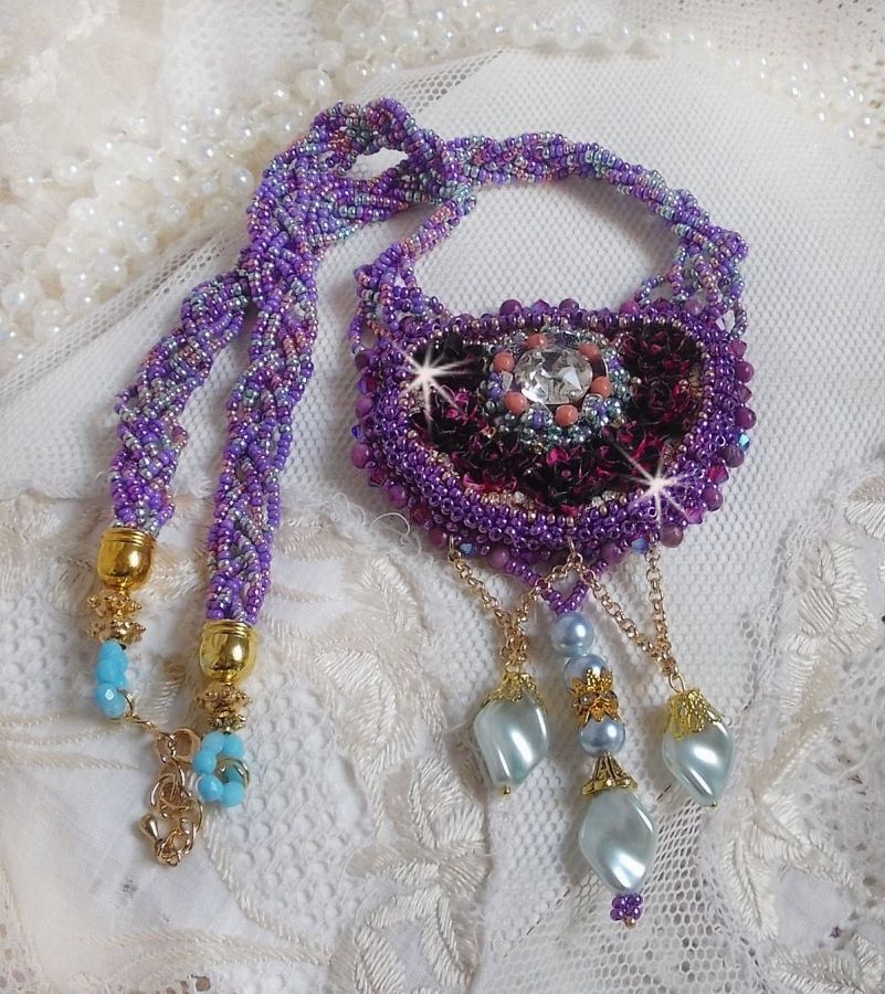 Collier Freesia brod&eacute; avec des roses en r&eacute;sine Fuchsia marbr&eacute; de Rose, des cristaux de Swarovski et des rocailles.