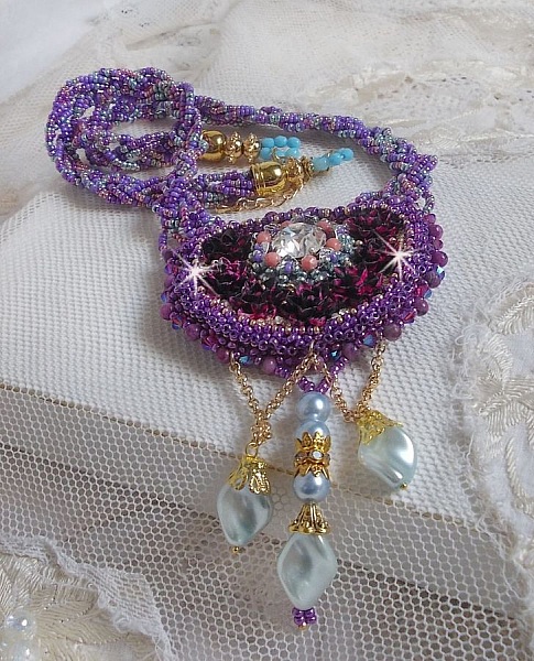 Collier Freesia brod&eacute; avec des roses en r&eacute;sine Fuchsia marbr&eacute; de Rose, des cristaux de Swarovski et des rocailles.
