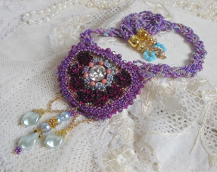 Collier Freesia brod&eacute; avec des roses en r&eacute;sine Fuchsia marbr&eacute; de Rose, des cristaux de Swarovski et des rocailles.