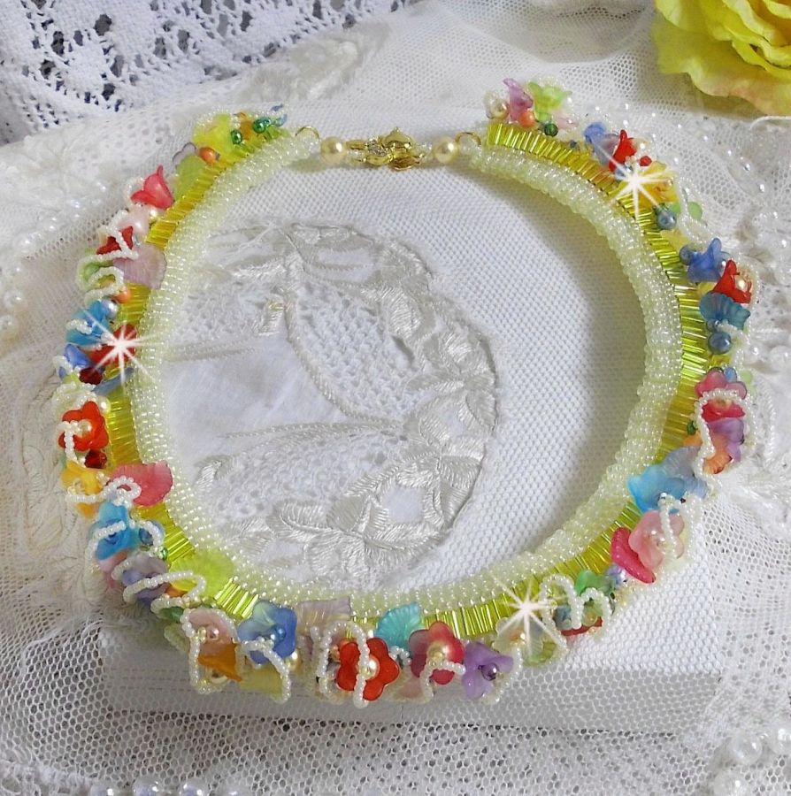 Collier Garden Flowers mont&eacute; avec des fleurs et feuilles Lucites aux couleurs vari&eacute;es, perl&eacute; de rocailles Jaunes, Ivoires et Nacr&eacute;es &agrave; laquelle s'ajoute des tubes, cristaux et un fermoir en Argent 925