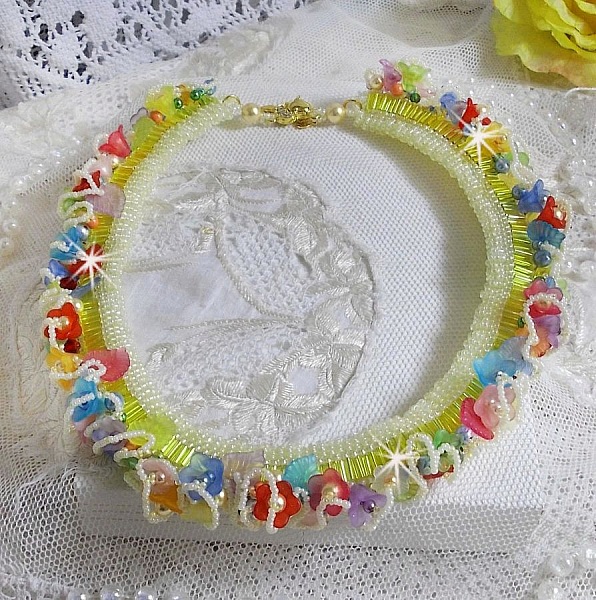 Collier Garden Flowers mont&eacute; avec des fleurs et feuilles Lucites aux couleurs vari&eacute;es, perl&eacute; de rocailles Jaunes, Ivoires et Nacr&eacute;es &agrave; laquelle s'ajoute des tubes, cristaux et un fermoir en Argent 925