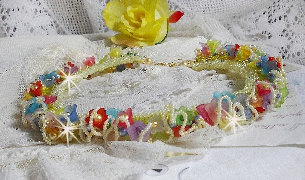 Collier Garden Flowers mont&eacute; avec des fleurs et feuilles Lucites aux couleurs vari&eacute;es, perl&eacute; de rocailles Jaunes, Ivoires et Nacr&eacute;es &agrave; laquelle s'ajoute des tubes, cristaux et un fermoir en Argent 925