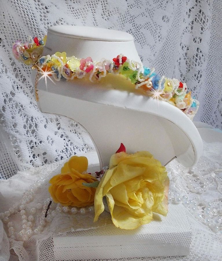 Collier Garden Flowers mont&eacute; avec des fleurs et feuilles Lucites aux couleurs vari&eacute;es, perl&eacute; de rocailles Jaunes, Ivoires et Nacr&eacute;es &agrave; laquelle s'ajoute des tubes, cristaux et un fermoir en Argent 925